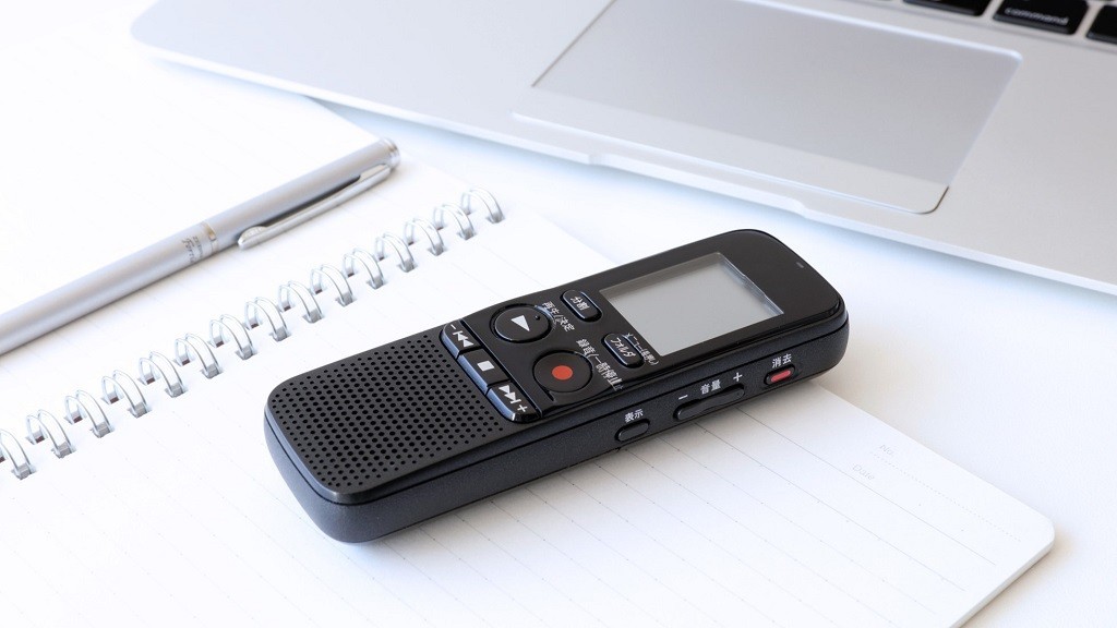 ボイスレコーダーとノート・ペン
