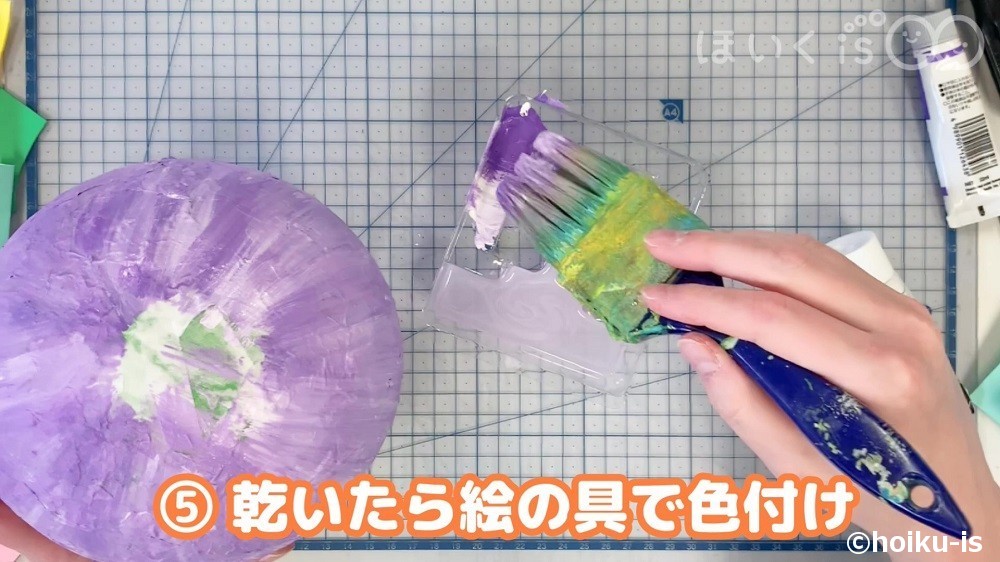 乾いたら絵具で色付け