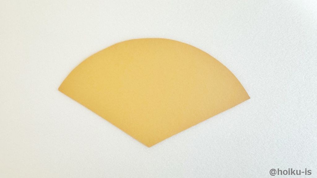 型紙に沿って色画用紙を切る