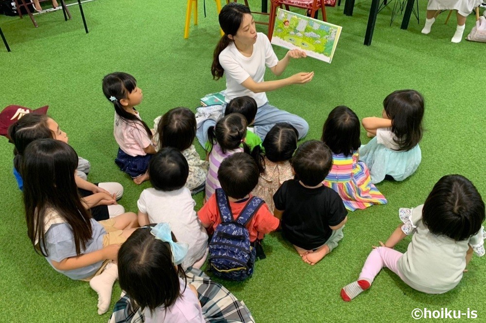 絵本の読み聞かせをするモンテッソーリ教師のゆかり先生