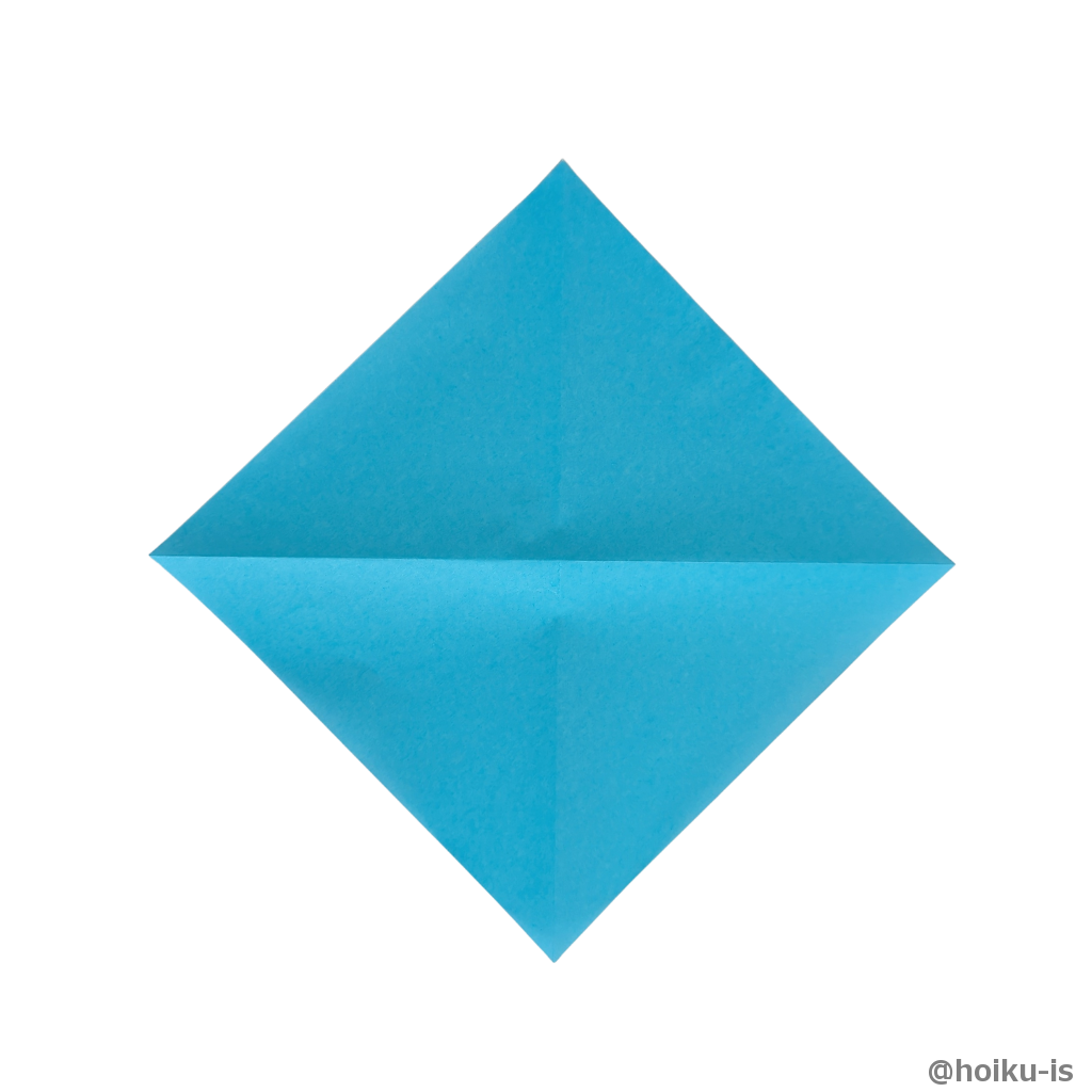 十字の折り筋を付けたら裏返します