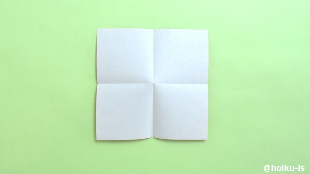 十字の折り筋を付けます