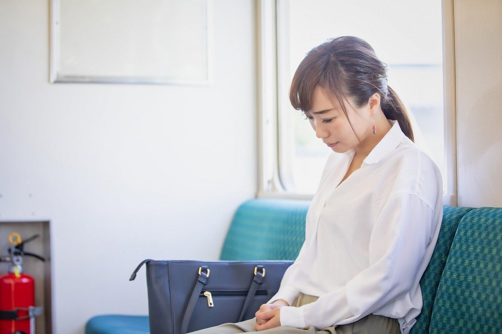 俯く女性