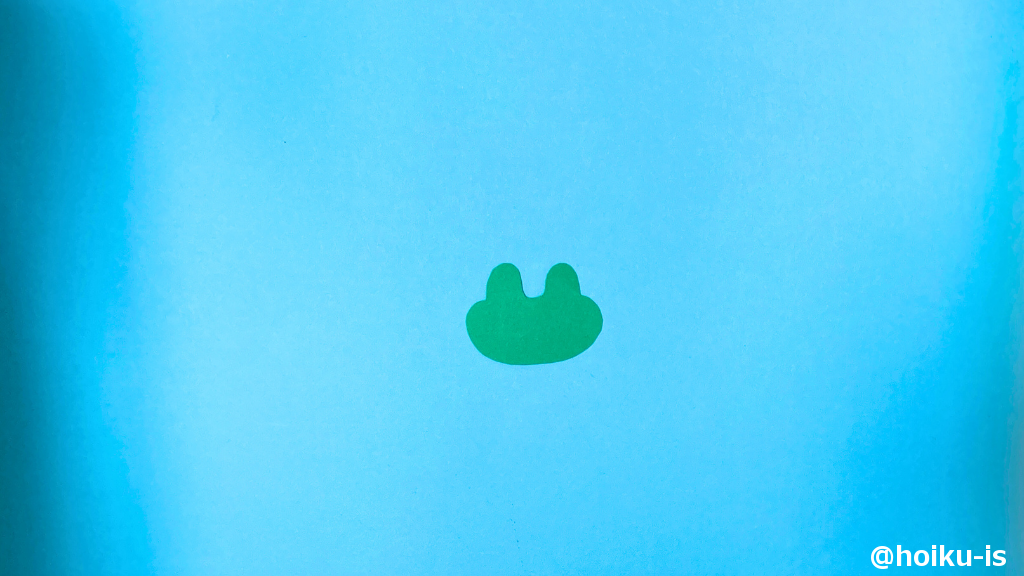 画用紙をカエルの形に切る