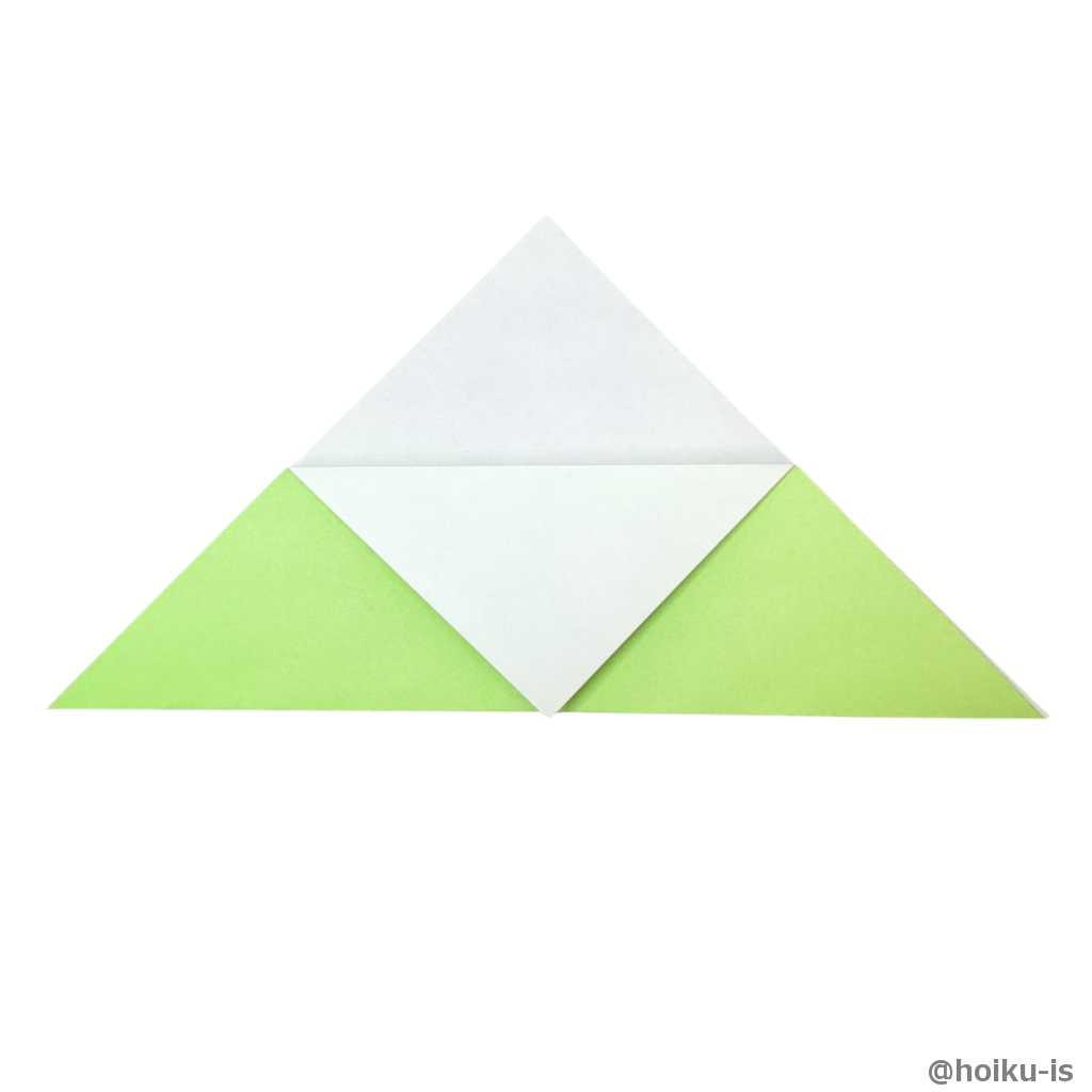 上の角の折り紙を1枚とり、下の辺に合わせておる