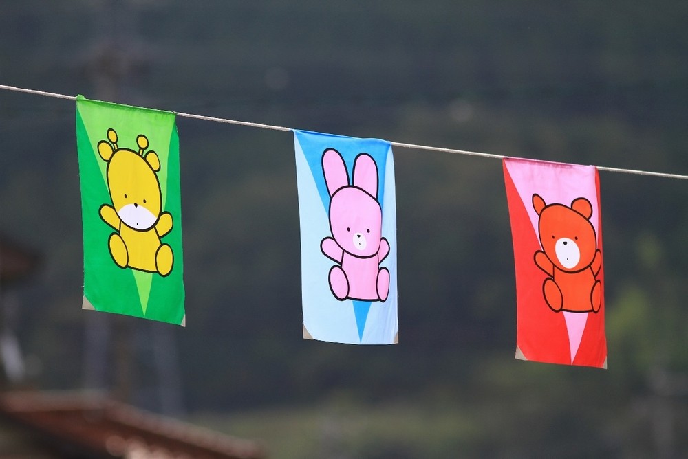 動物のキャラクターがあしらわれた運動会用の旗