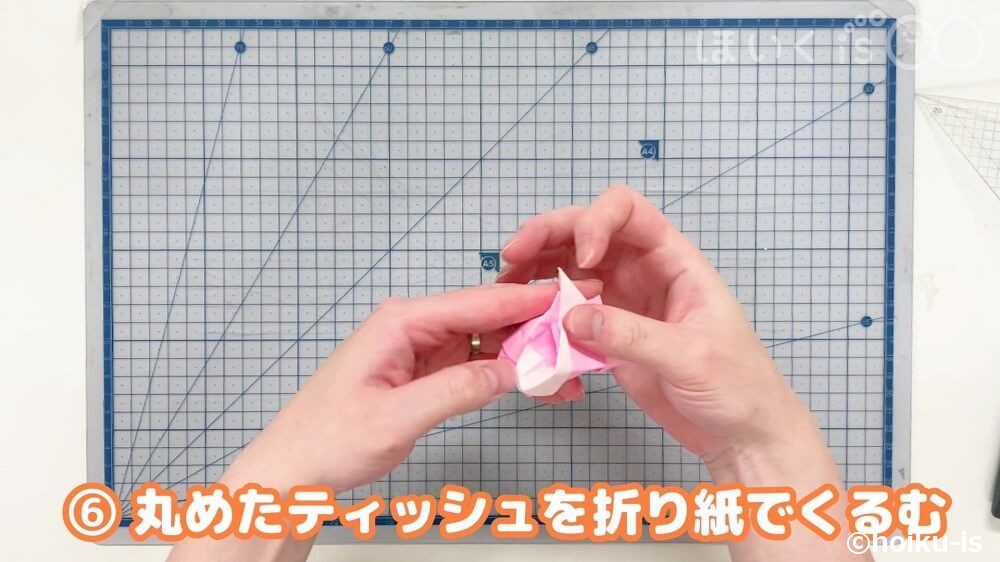 丸めたティッシュを折り紙でくるむ