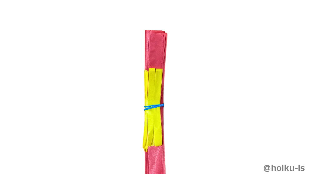 2cm幅くらいでジャバラに折り、真ん中を輪ゴムでとめる