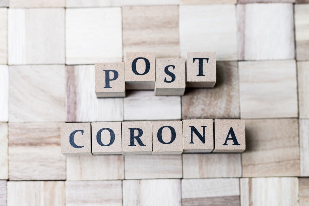 「POST CORONA」と書かれた積み木