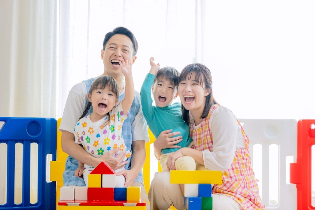 保育士と子どもたち