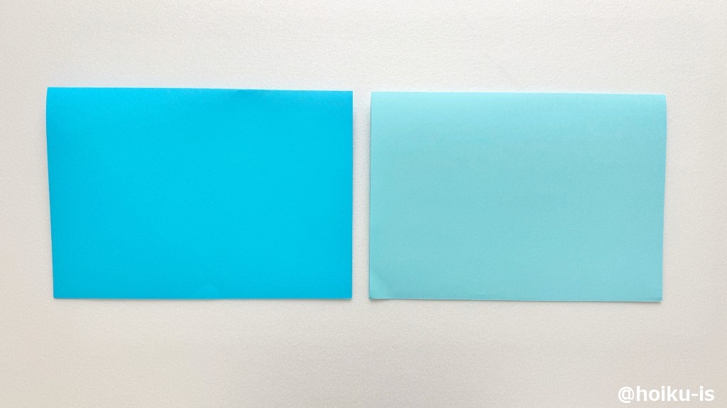 画用紙を二つ折りにする