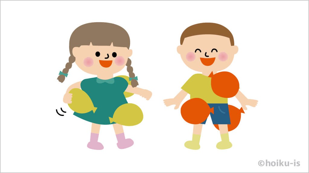 静電気で風船を体にくっつける子どもたち