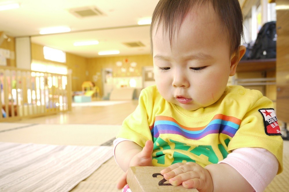 積み木で遊んでいる赤ちゃん