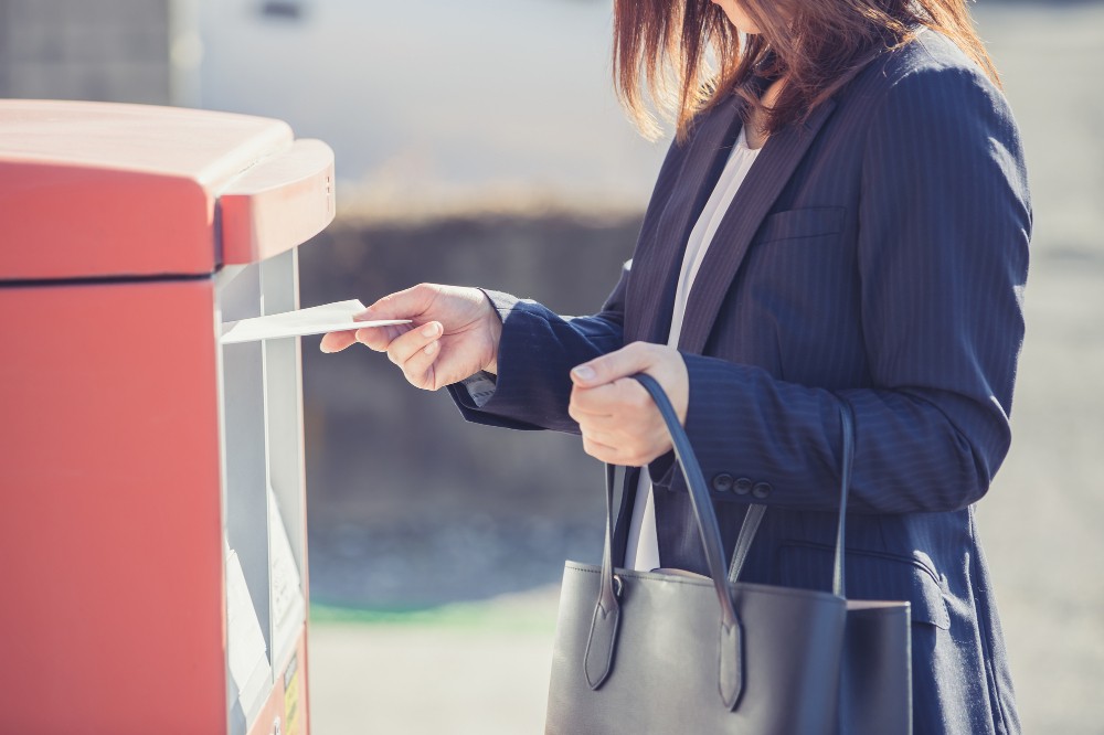 郵便を出す女性