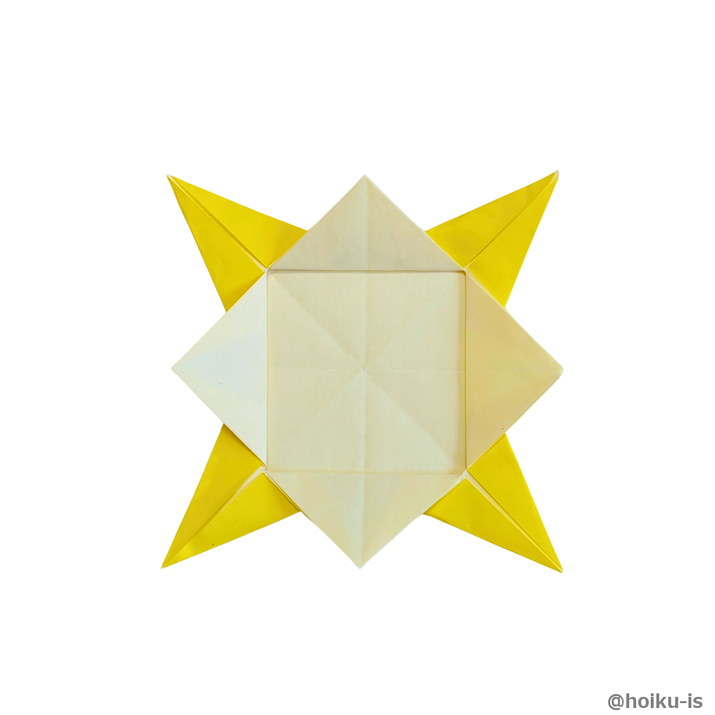 中心に集まった角を外側に折る