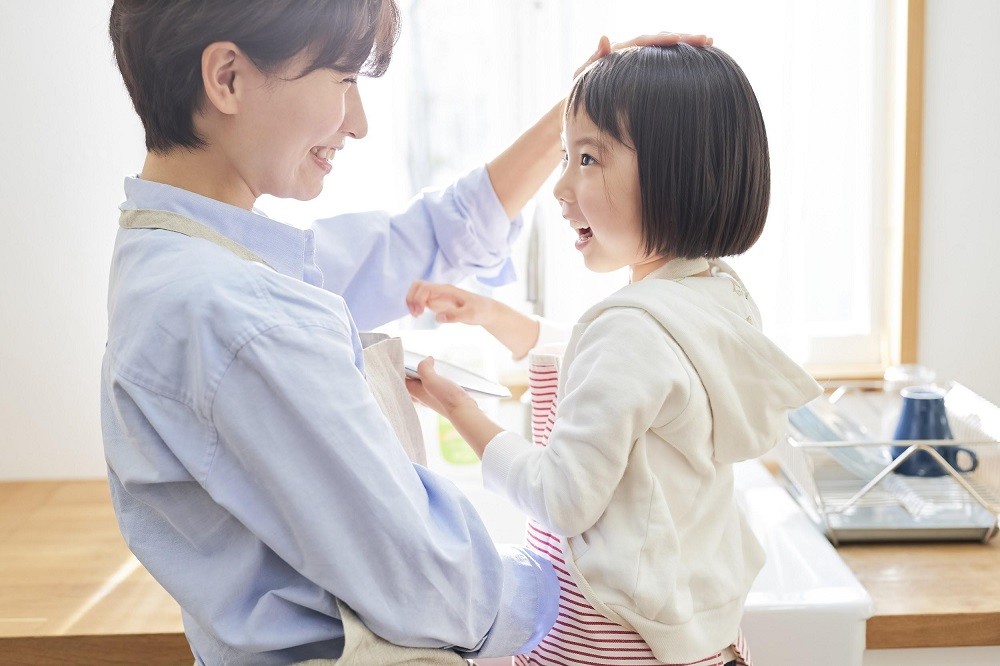 子どもを褒めている保育士
