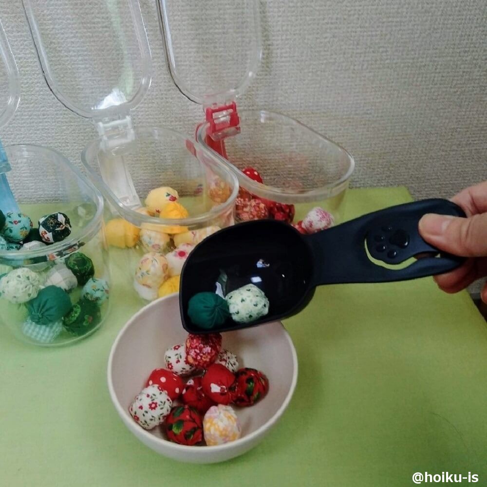 布おもちゃのおままごとで、すくう動作