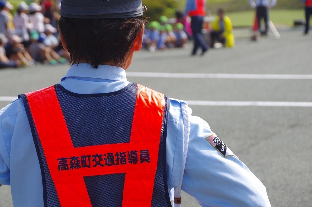 園児たちに交通ルールを教える交通指導員