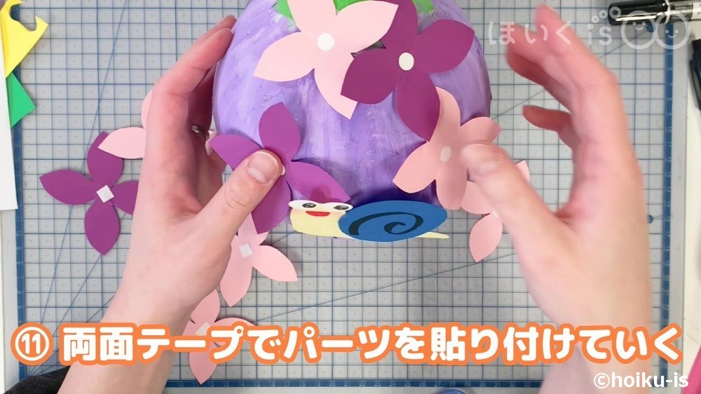 両面テープでパーツを貼り付けていく