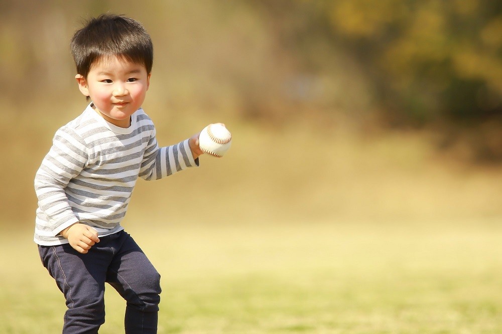 キャッチボールをする子ども