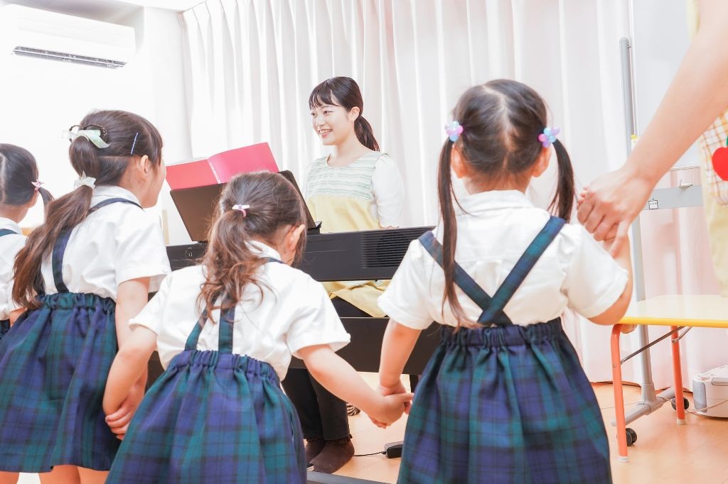 生活発表会の練習をする保育園児