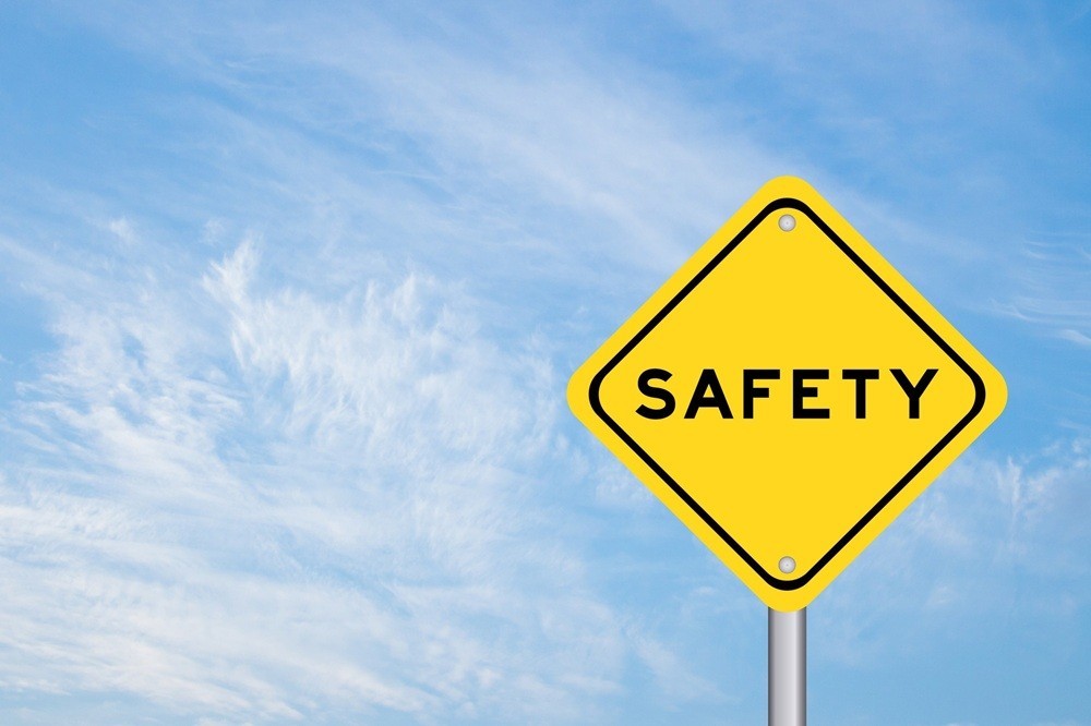 「SAFETY」と書かれた交通標識