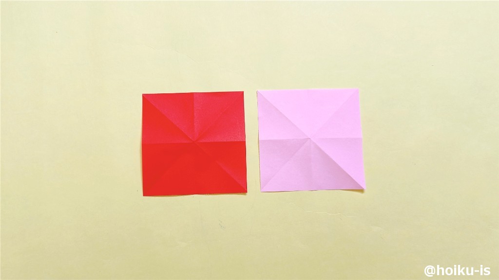 四角に2回、三角に2回折り、折り目をつける