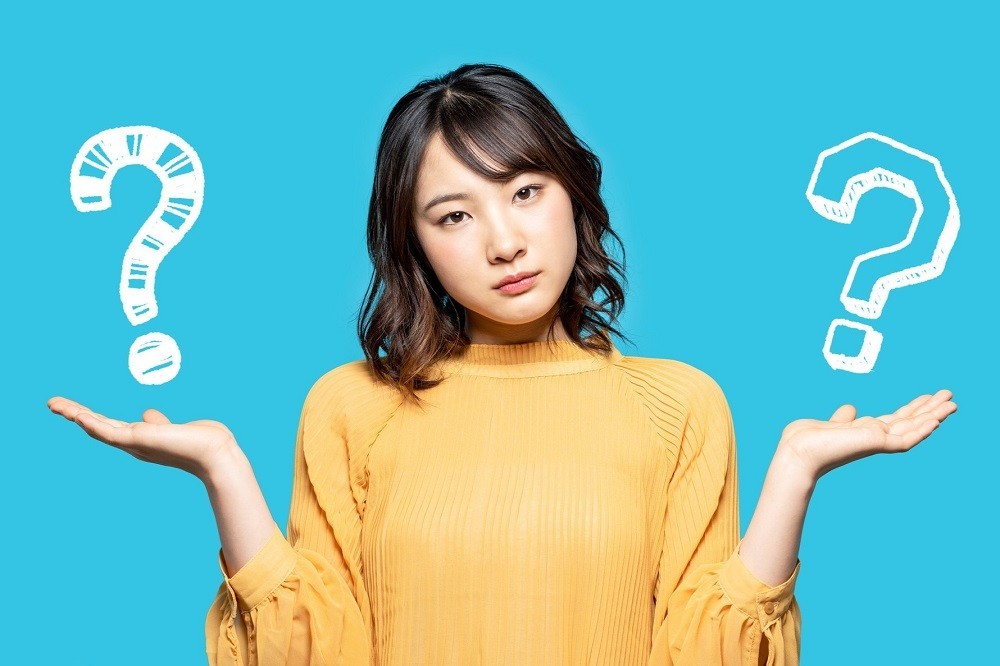 両者の比較をしている女性