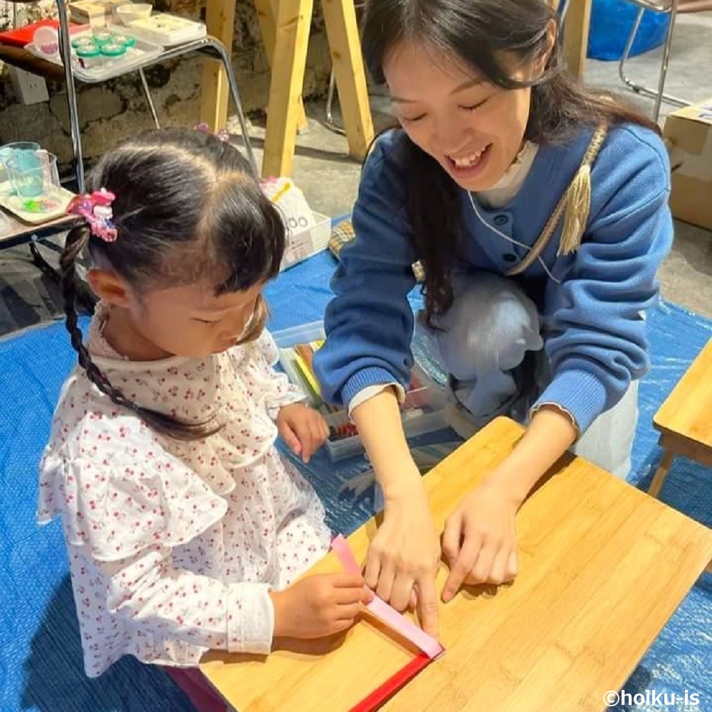 ワークショップで子どもと触れ合うモンテッソーリ教師のゆかり先生