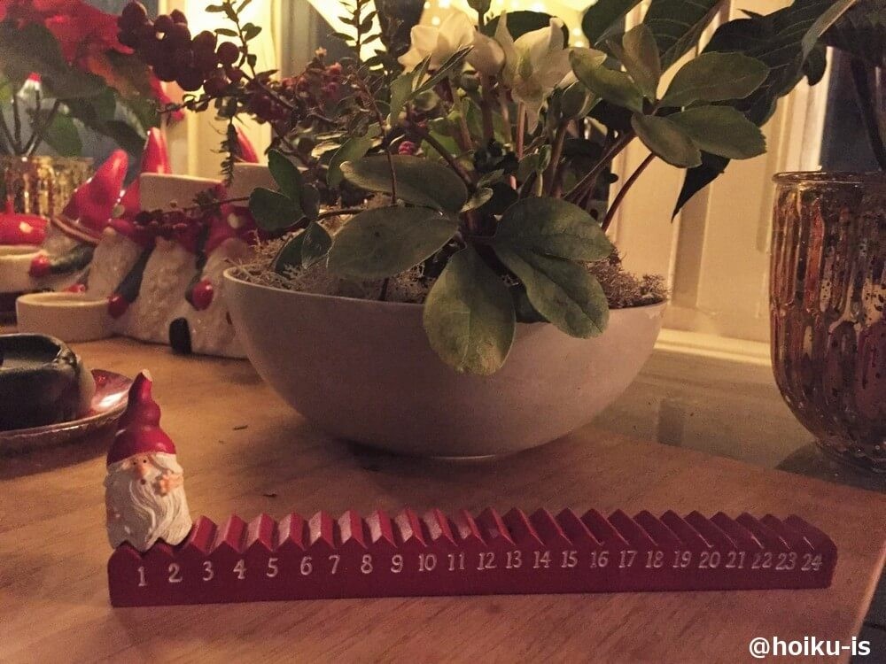 部屋の中に飾られたクリスマス飾りの小物