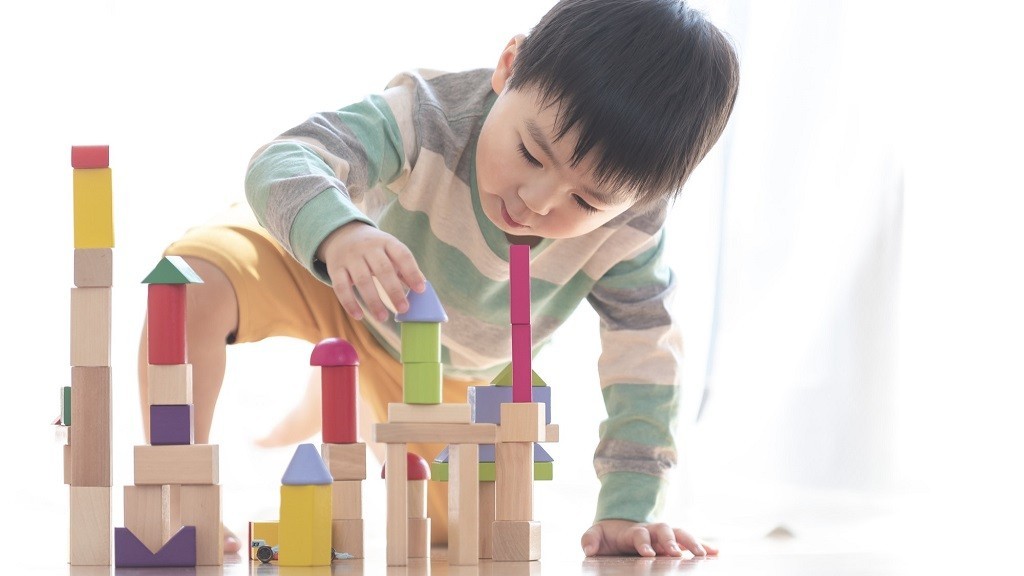 積み木遊びに没頭する男の子