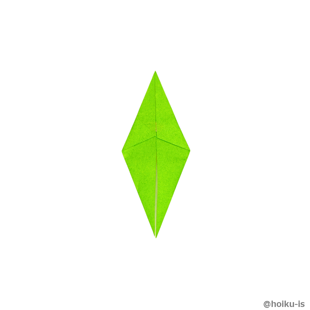 左右の角を真ん中の折り筋に合わせて折る