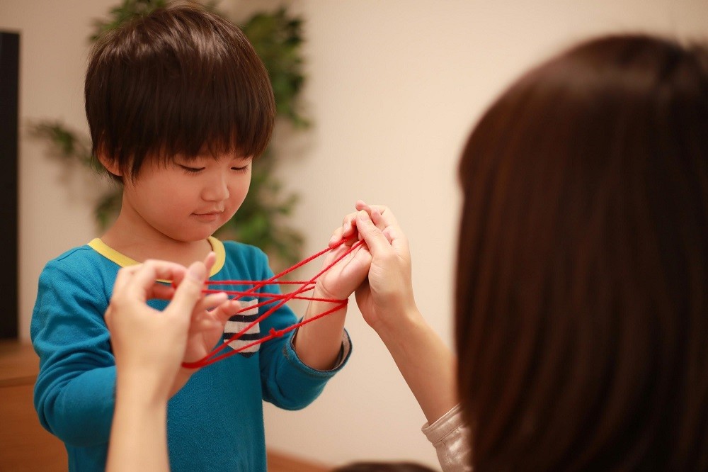 あやとりをする男の子