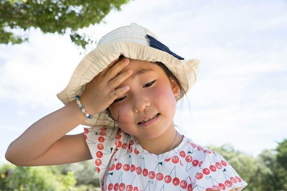帽子を被って遊ぶ子ども