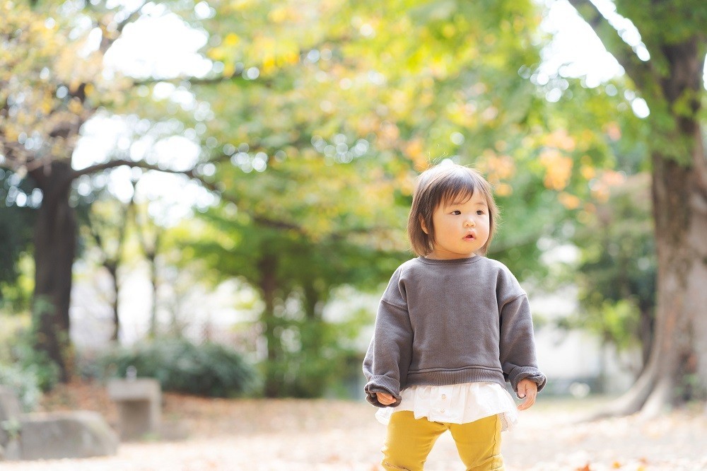 公園の木々の中に立っている子ども