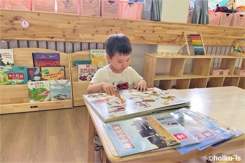 本を読む中国の子ども