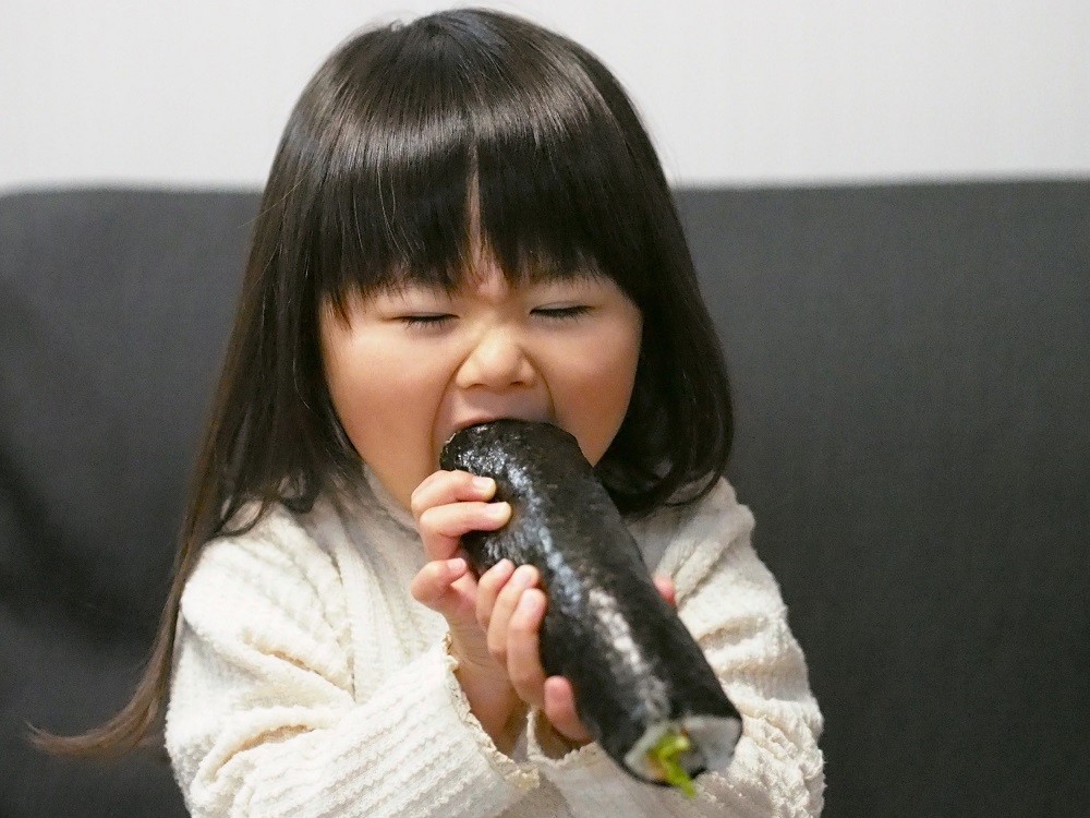恵方巻を食べる女の子