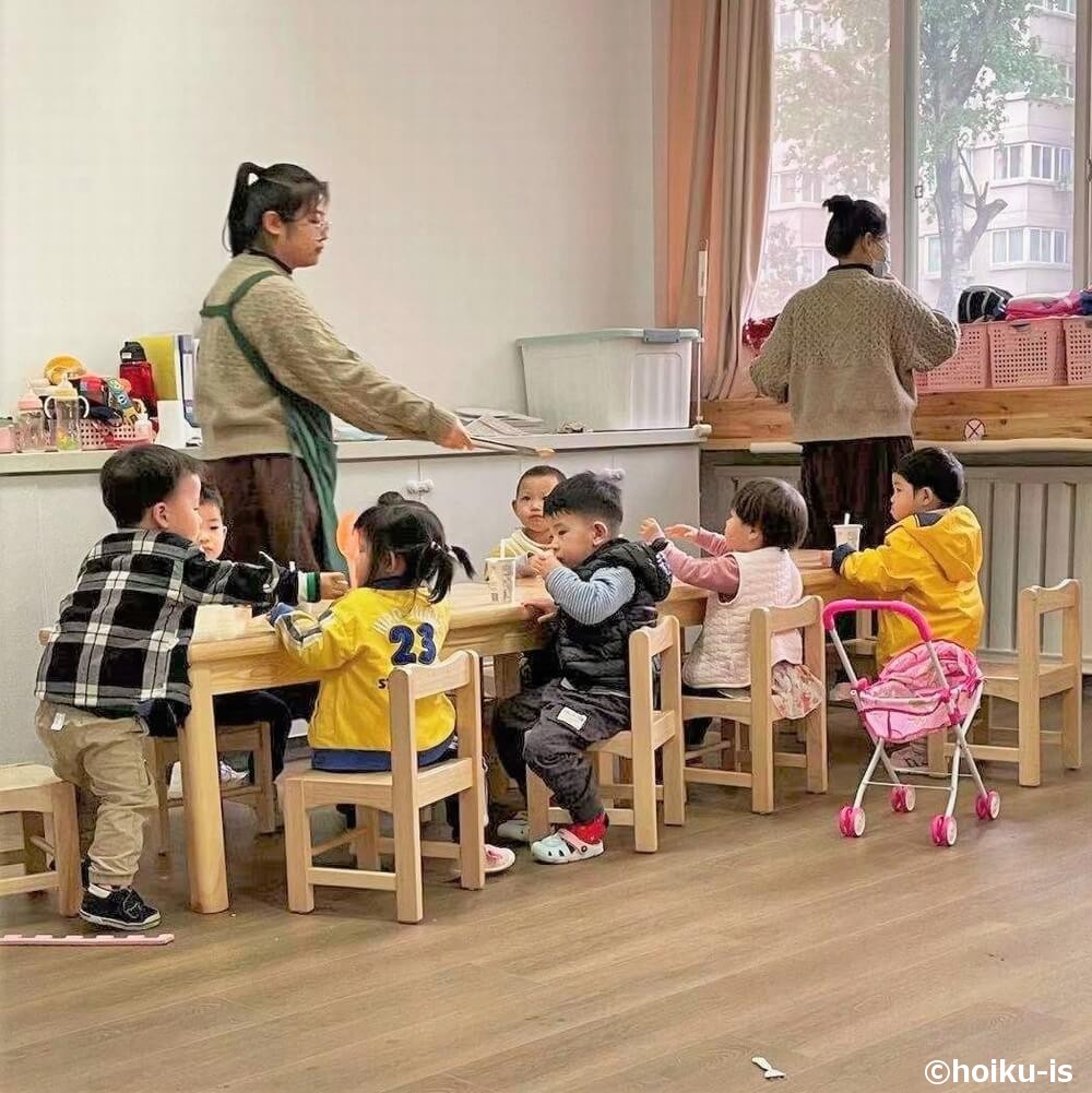 おやつを食べる中国の保育園の子ども