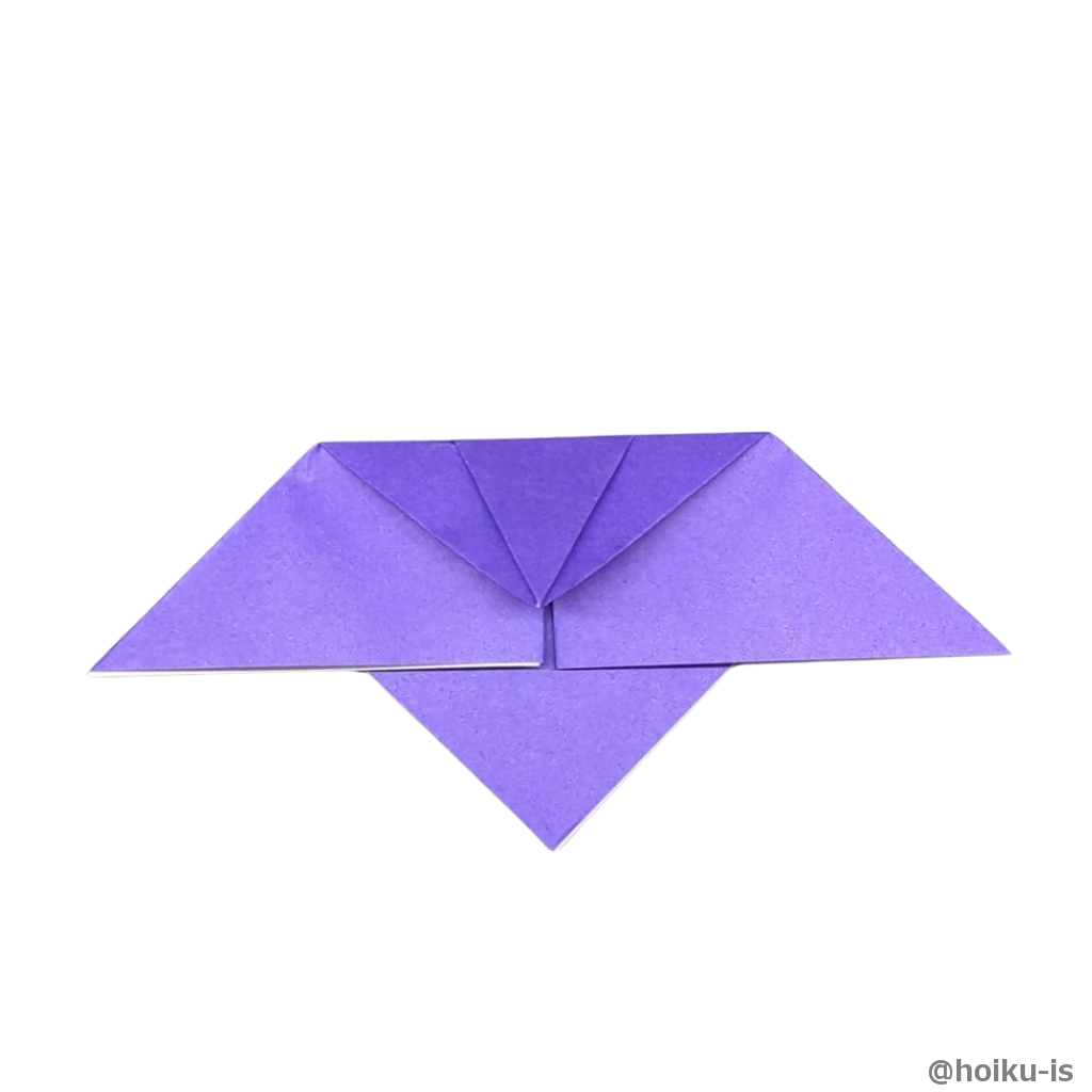 上の角を下の辺に合わせて折る