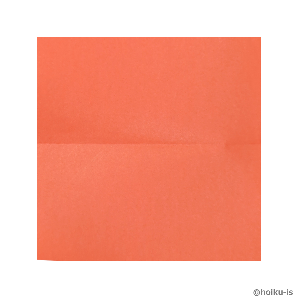 折り紙を半分に折り、折り筋を付けます