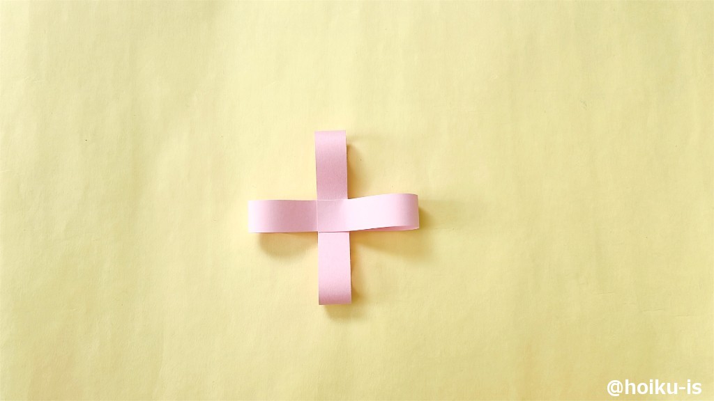 中心に向かって貼り合わせる