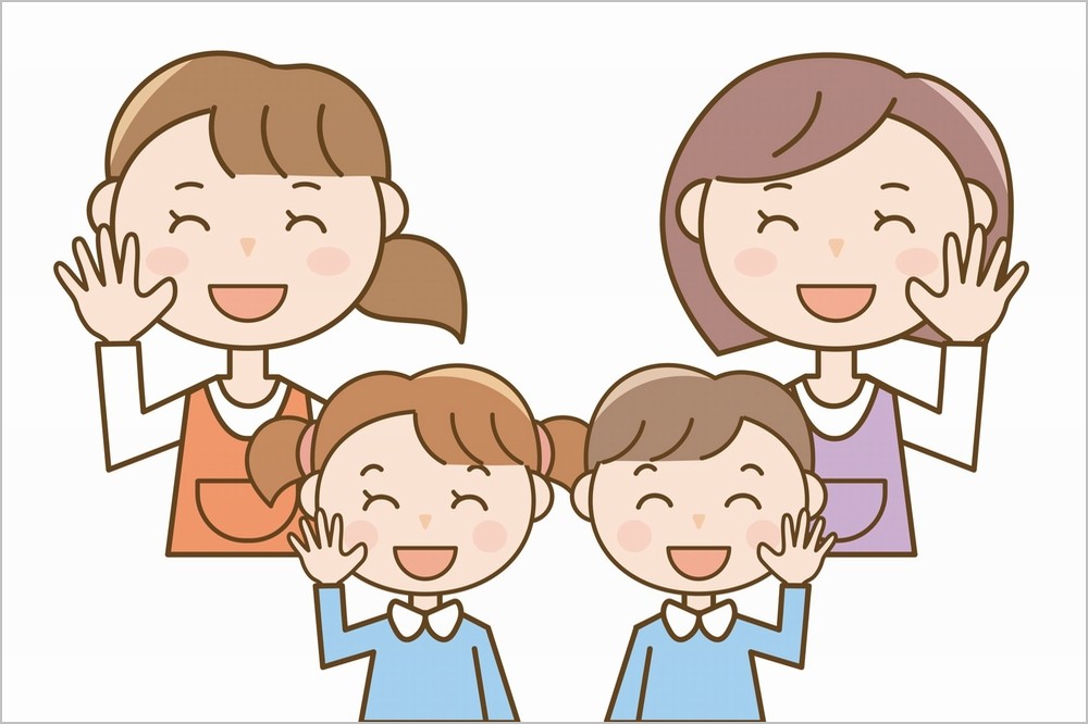 笑顔で挨拶を交わす保育士と園児たち