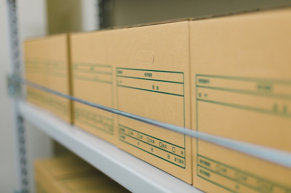 ダンボールに入れてキャビネットに保管されている重要書類