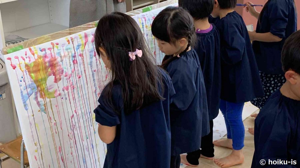 絵を描く習志野台幼稚園の園児