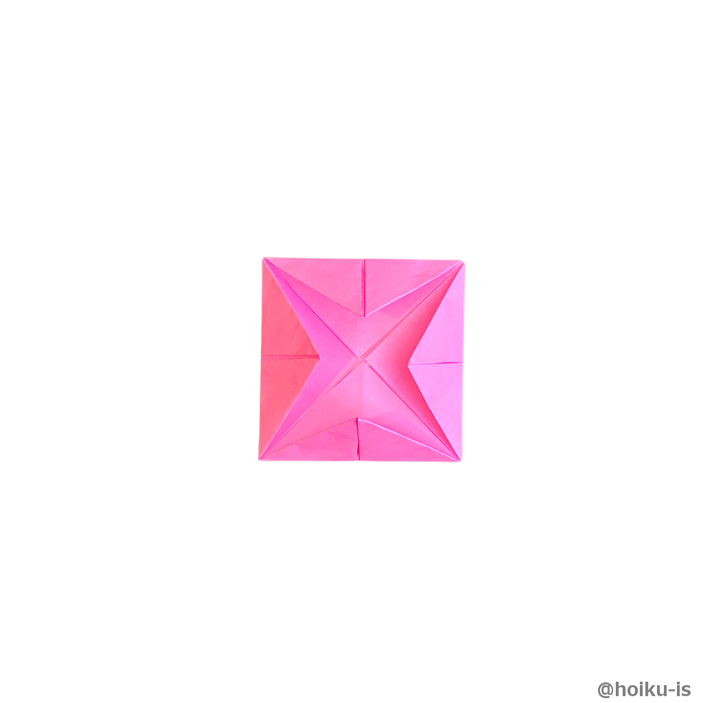 中心に向かって四隅の角を折る