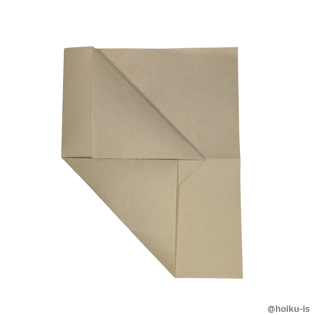 左側の角を真ん中に沿って折る