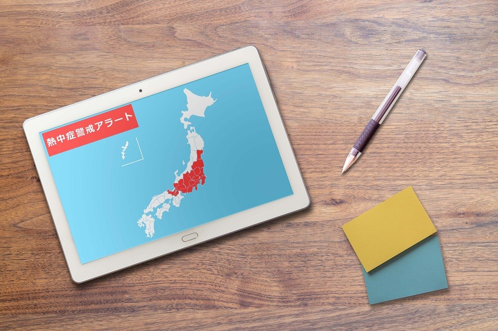 タブレット端末に映し出された日本地図と熱中症警戒アラートの状況