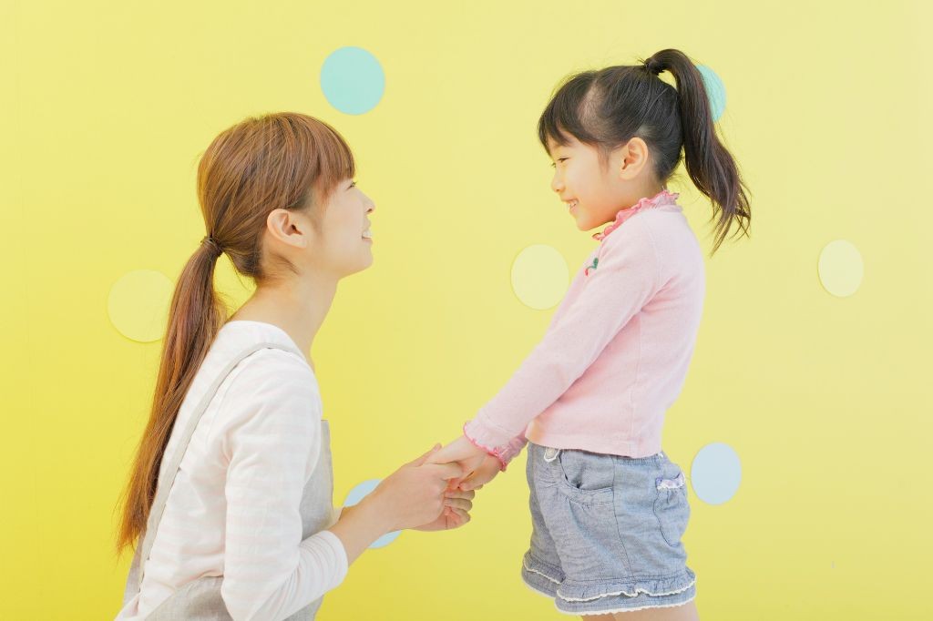 信頼関係のある保育士と保育園児