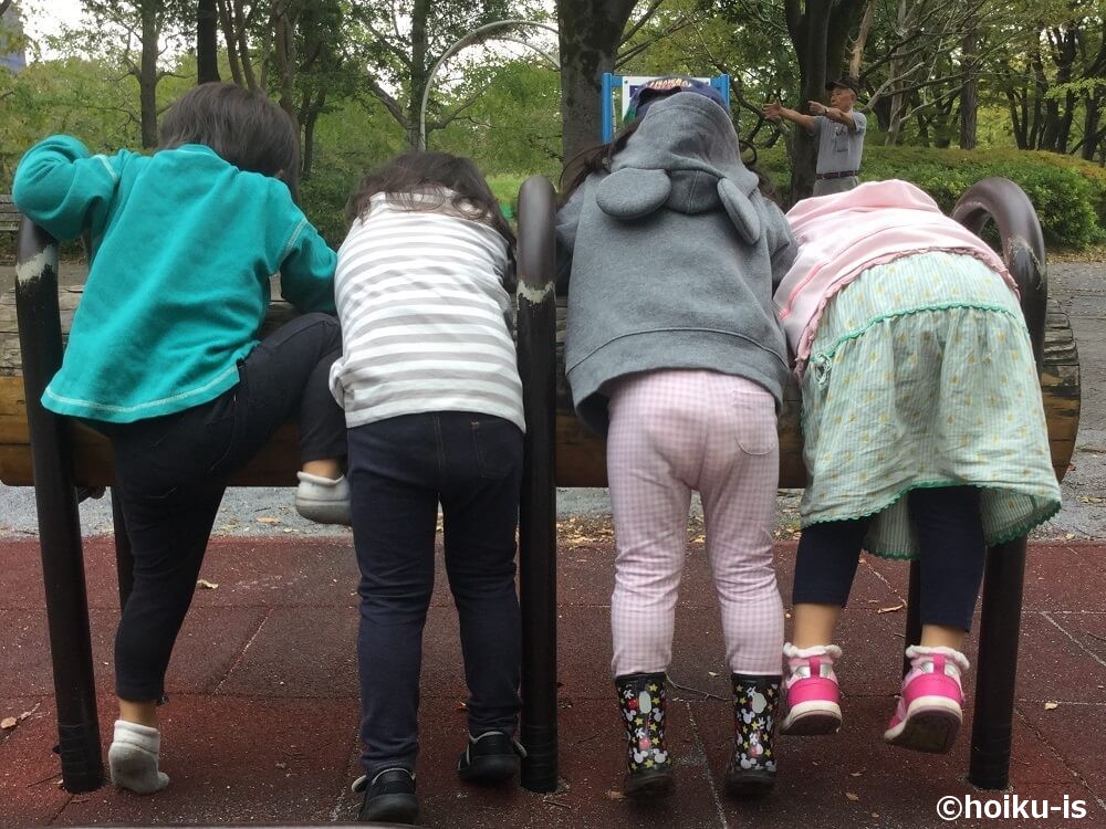 子どもたちの後ろ姿