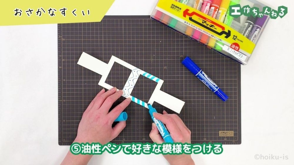 油性ペンで牛乳パックを塗っている手元